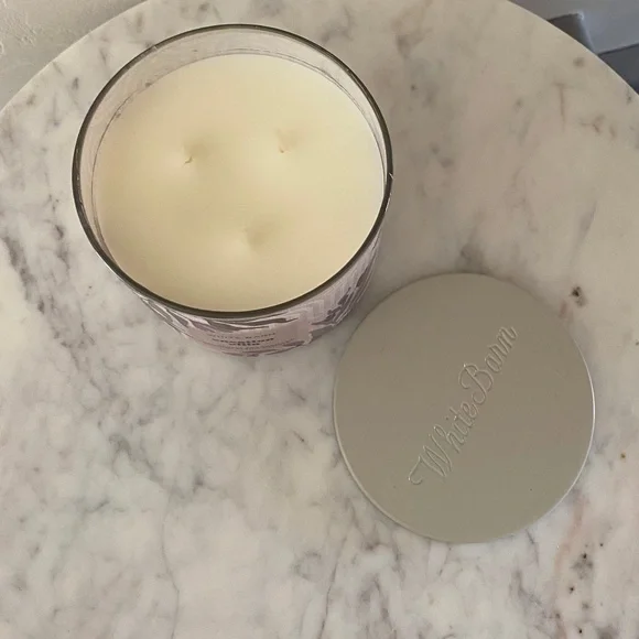 **NEW**  White Barn Vacation Villa 3 wick candle - Picture 2 of 3